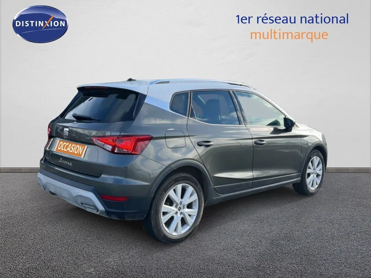 Vue 3/4 arrière droite d'une SEAT Arona gris falaise métal avec toit blanc, roues alliage et feux arrière LED.