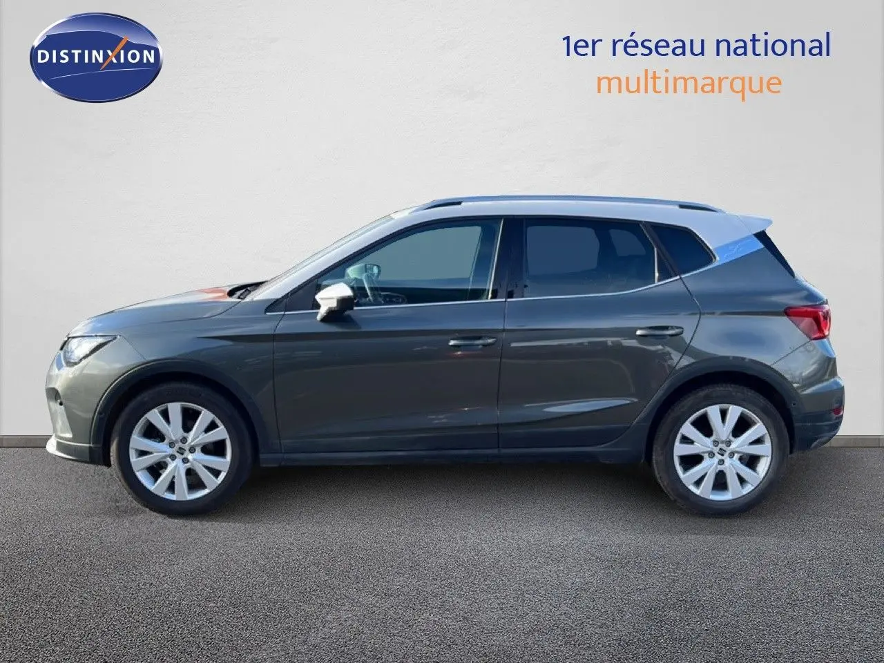 Vue latérale droite d'une SEAT Arona gris falaise métallisé avec toit blanc, roues alliage 17 pouces.