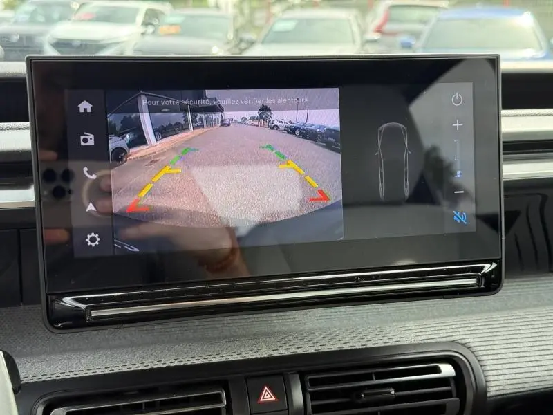 Écran tactile intérieur de la Citroën C3 2025 gris Mercury montrant la caméra de recul avec guidage coloré.