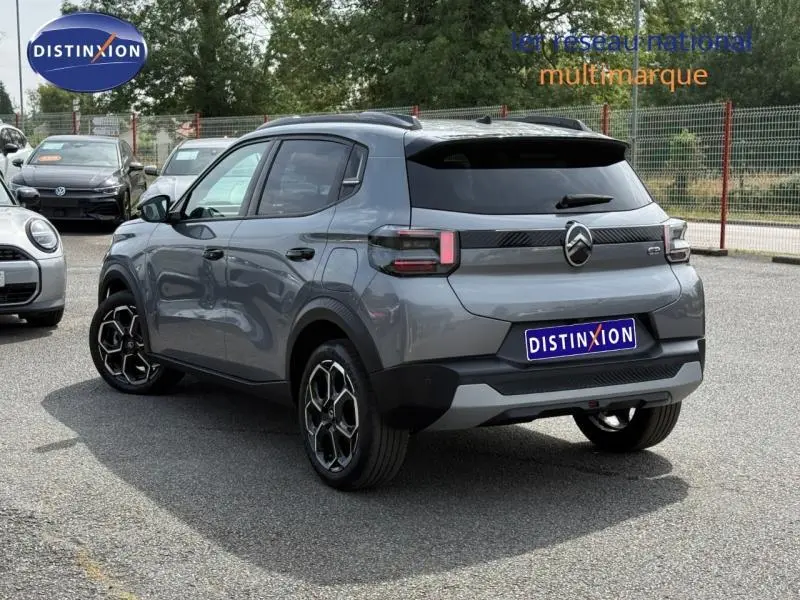 Vue 3/4 arrière droite d'une Citroën C3 2025 gris Mercury avec jantes alu et vitres arrière surteintées.