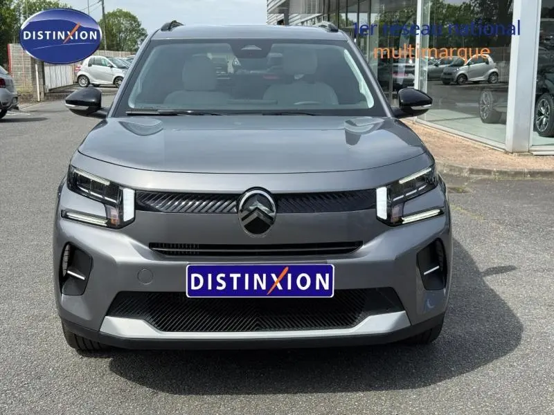 Vue avant d'une Citroën C3 2025 gris Mercury avec phares LED et calandre noire distinctive.