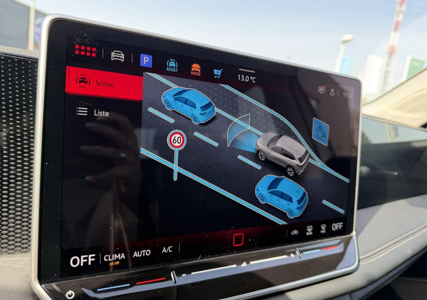 Écran tactile intérieur du Volkswagen Tiguan 2025 montrant l’assistant de stationnement avec vue 3D et signalisation 60 km/h.