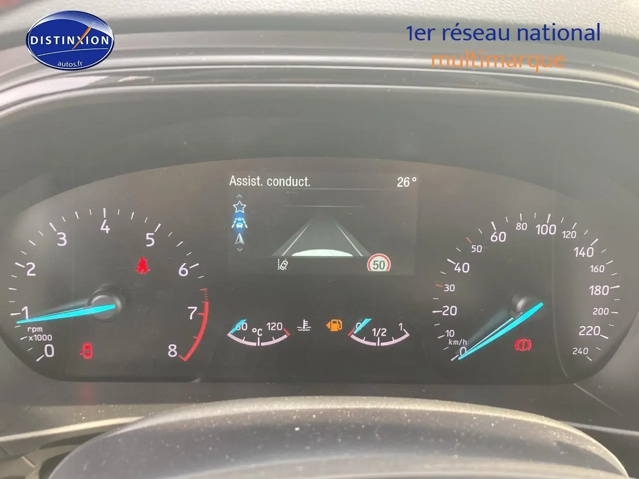 Tableau de bord numérique de Ford Focus gris 2025 montrant compte-tours, vitesse et assistances à la conduite.