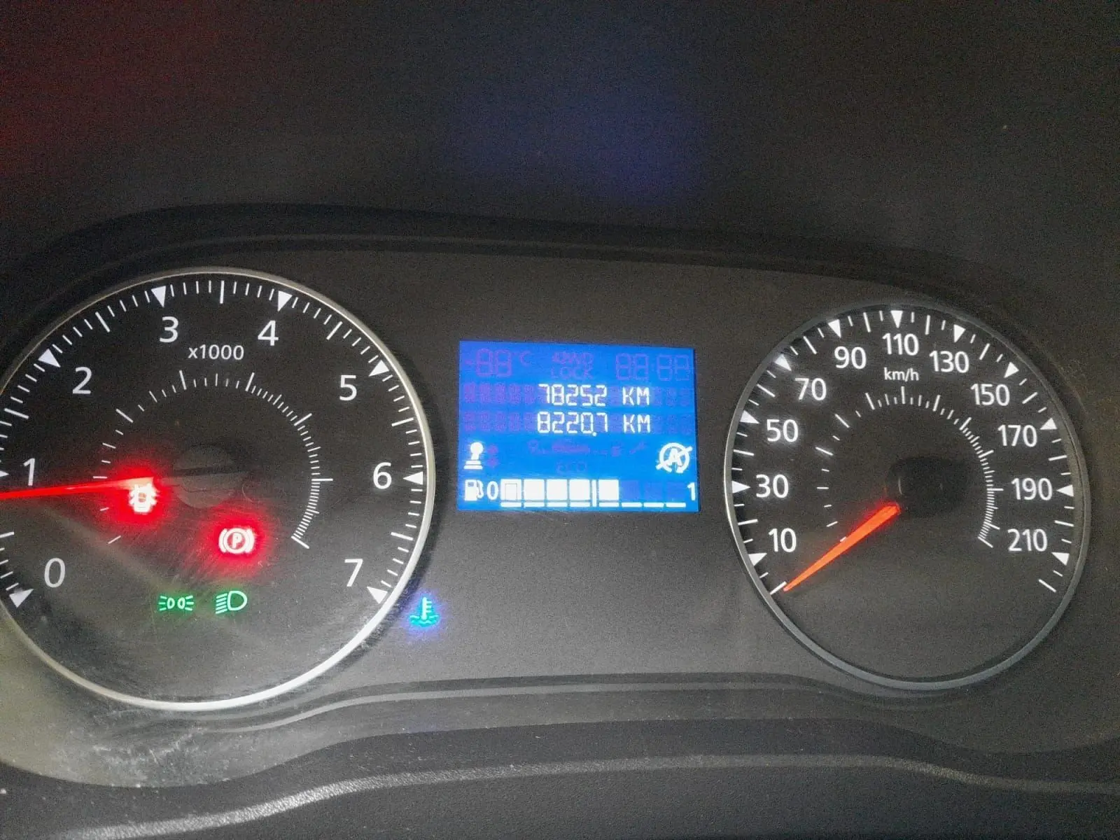 Tableau de bord du Renault Express Van blanc 2023 montrant compte-tours, vitesse et écran digital avec kilométrage.