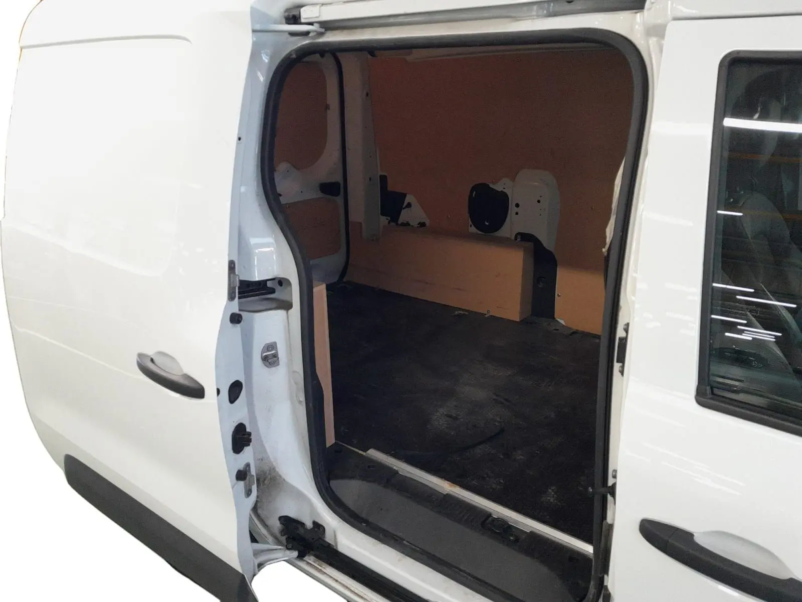 Vue latérale gauche sur le Renault Express Van blanc 2023 avec porte coulissante ouverte montrant l'espace de chargement vide.