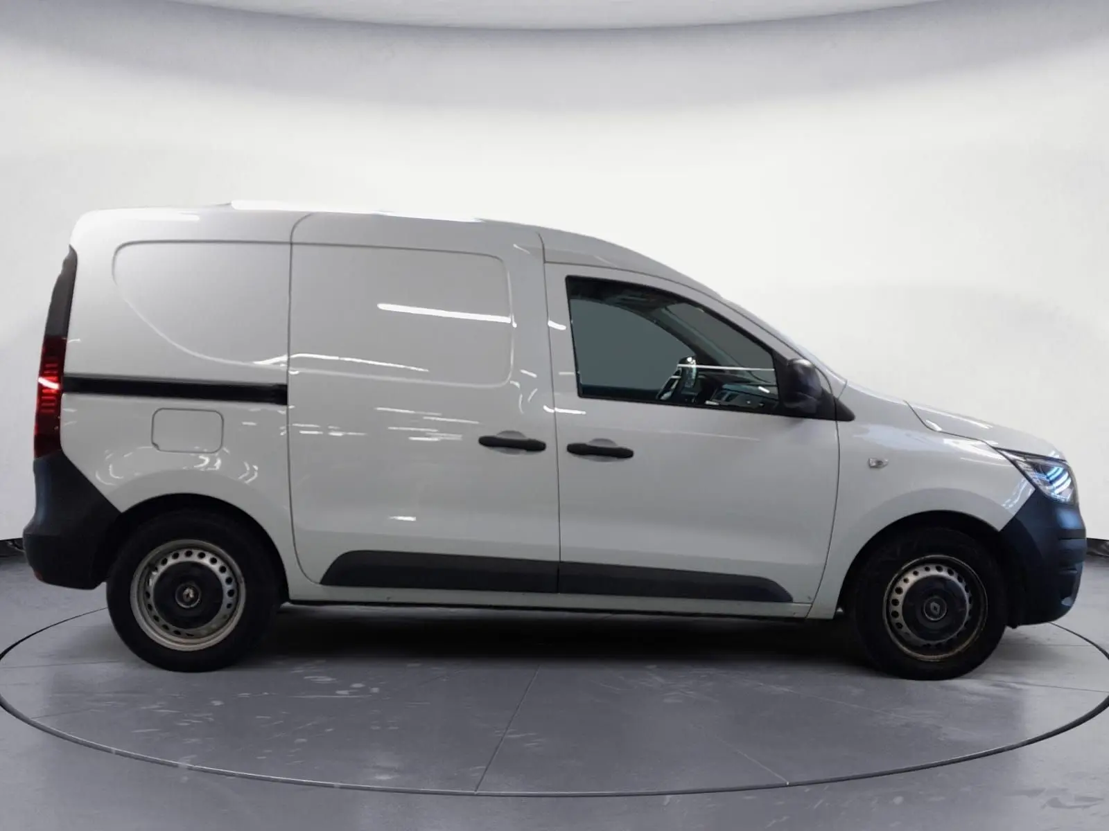 Profil côté gauche d'un utilitaire Renault Express Van blanc 2023 avec portes coulissantes et jantes acier noires.