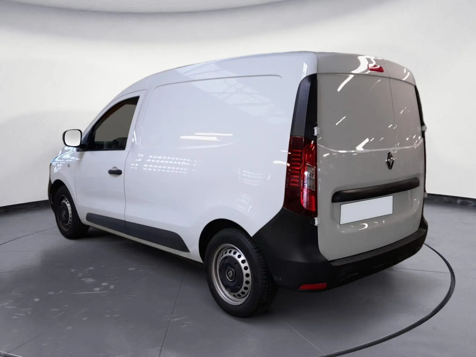Renault Express Van blanc vu en 3/4 arrière droit, fourgon utilitaire compact avec feux arrière verticaux et pare-chocs noirs.