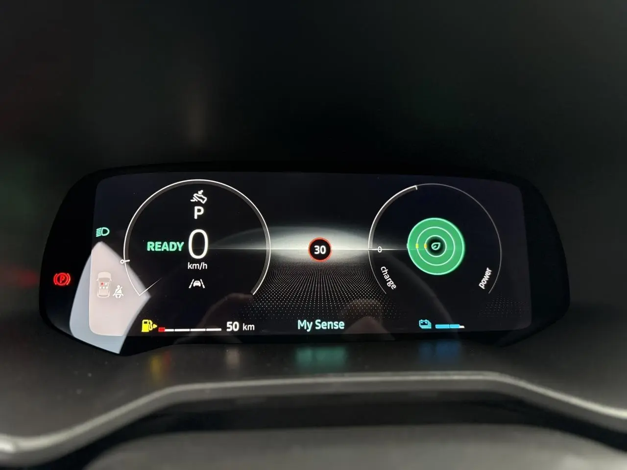 Tableau de bord numérique de la Renault Clio Gris Rafale 2025 affichant vitesse, mode My Sense et autonomie hybride.