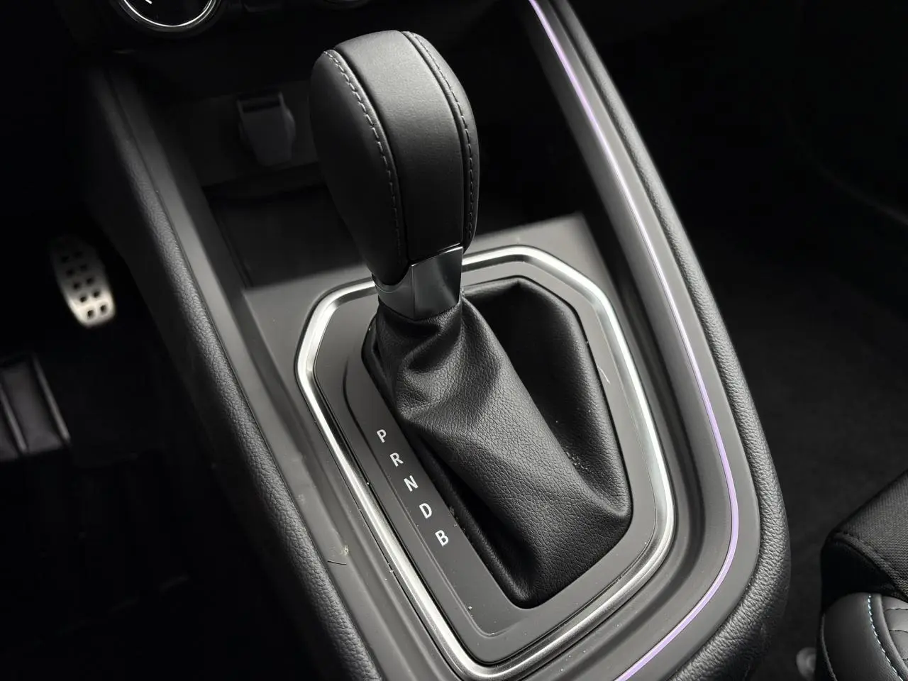 Le levier de vitesse automatique noir de la Renault Clio hybride 2025 vu en gros plan côté console centrale.