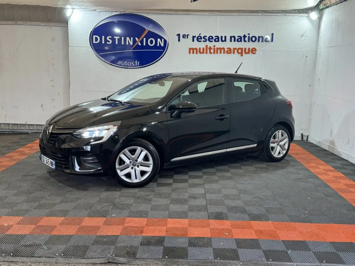 Renault Clio Business E-Tech hybride noir vue 3/4 avant droit, avec jantes argentées et feux LED allumés.
