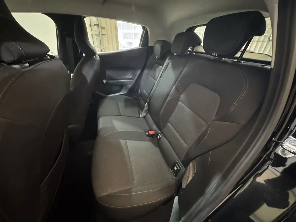 Vue intérieure côté droit montrant la banquette arrière noire de la Renault Clio Business E-Tech hybride 2021.