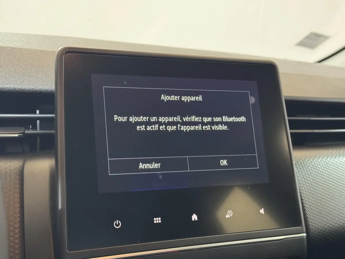 Écran tactile central du tableau de bord de la Renault Clio Business E-Tech hybride 2021 affichant une demande d'ajout d'appareil Bluetooth.