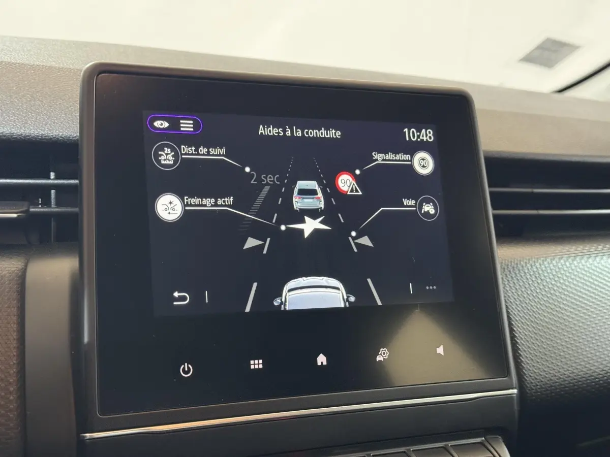 Écran tactile central de la Renault Clio Business E-Tech hybride 2021 affichant les aides à la conduite.