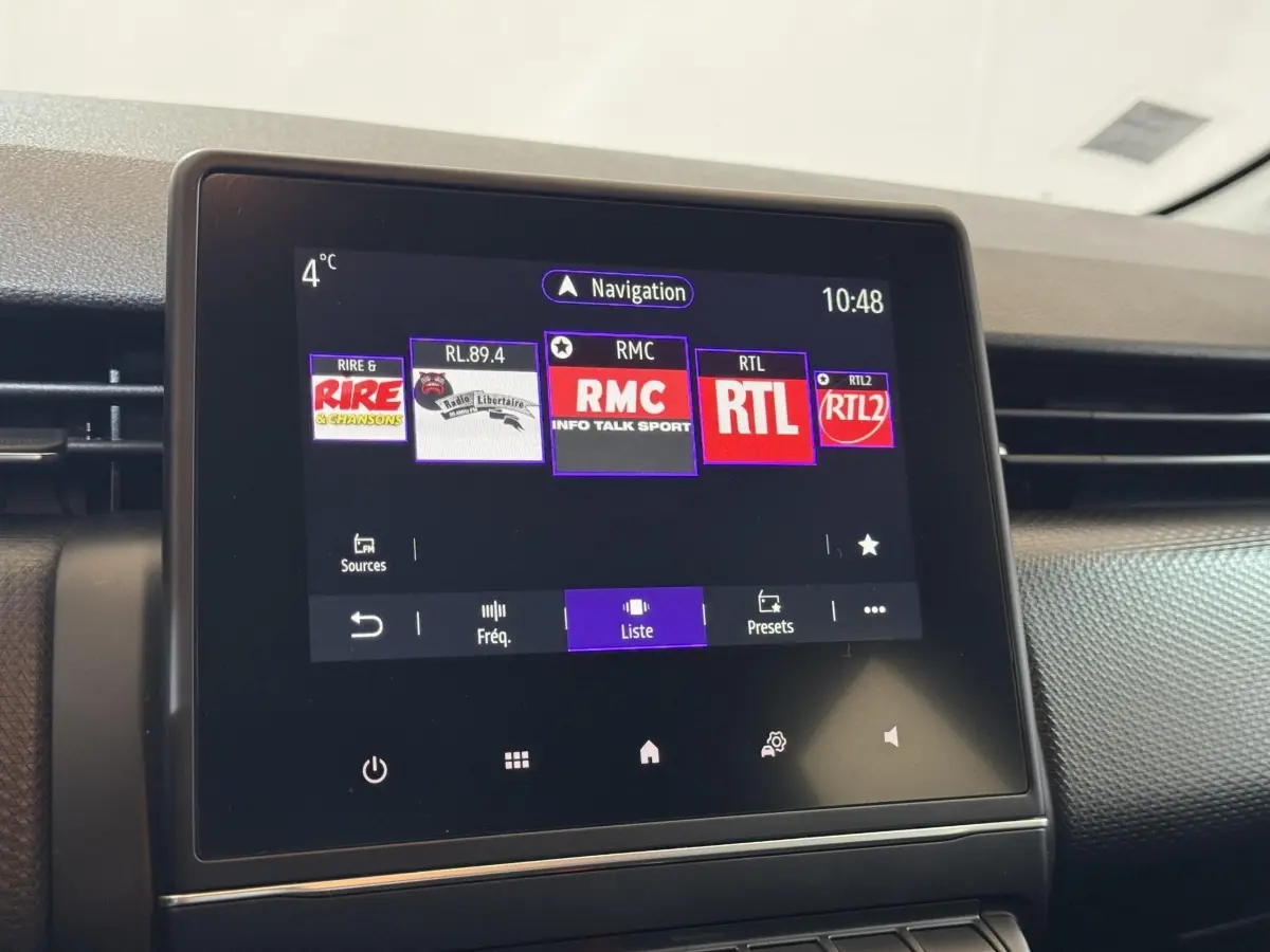 Écran tactile central 7 pouces de la Renault Clio Business E-Tech hybride 2021, affichant les stations radio.