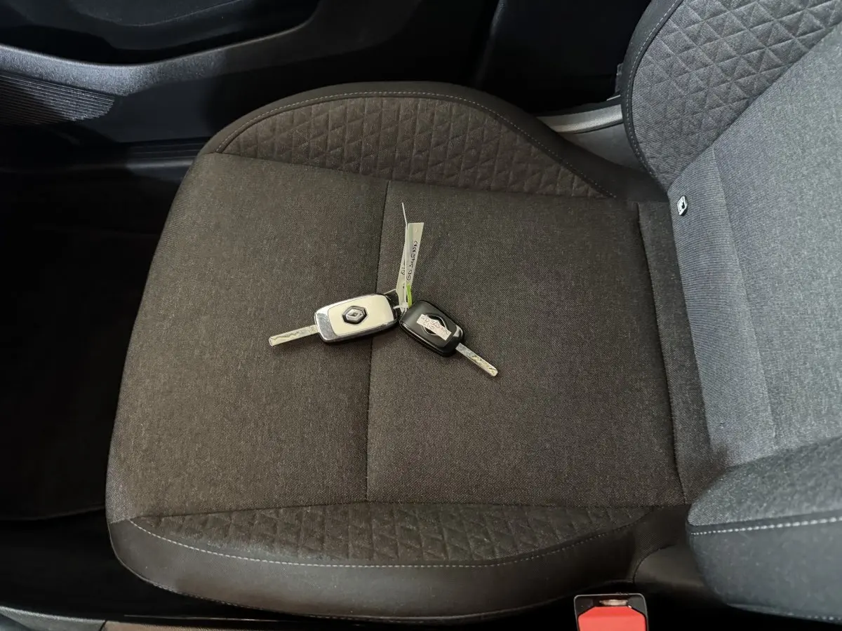 Gros plan sur la banquette arrière grise de la Renault Clio Business E-Tech hybride 2021 avec deux clés posées dessus.