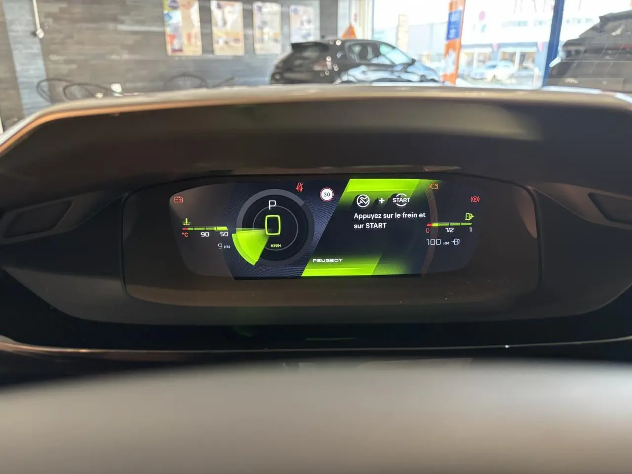 Combiné numérique 10 pouces du Peugeot 308 hybride blanc, affichage digital avec instructions de démarrage.