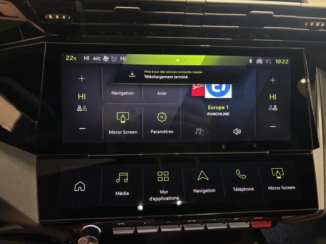 Écran tactile central du tableau de bord de la Peugeot 308 blanche, affichant les menus de navigation et multimédia.