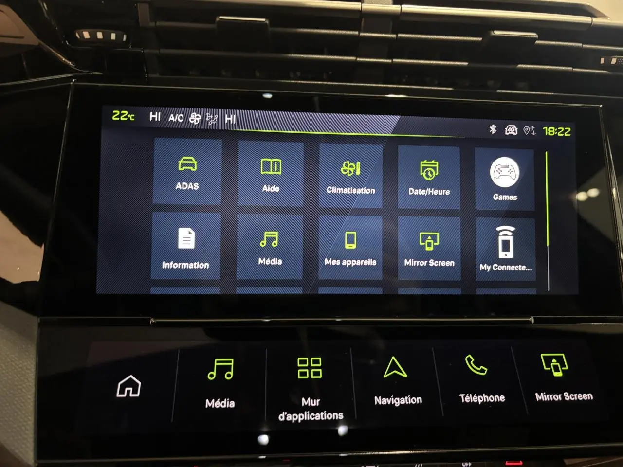 Écran tactile central du Peugeot 308 blanc, affichant les menus de climatisation, navigation et multimédia.