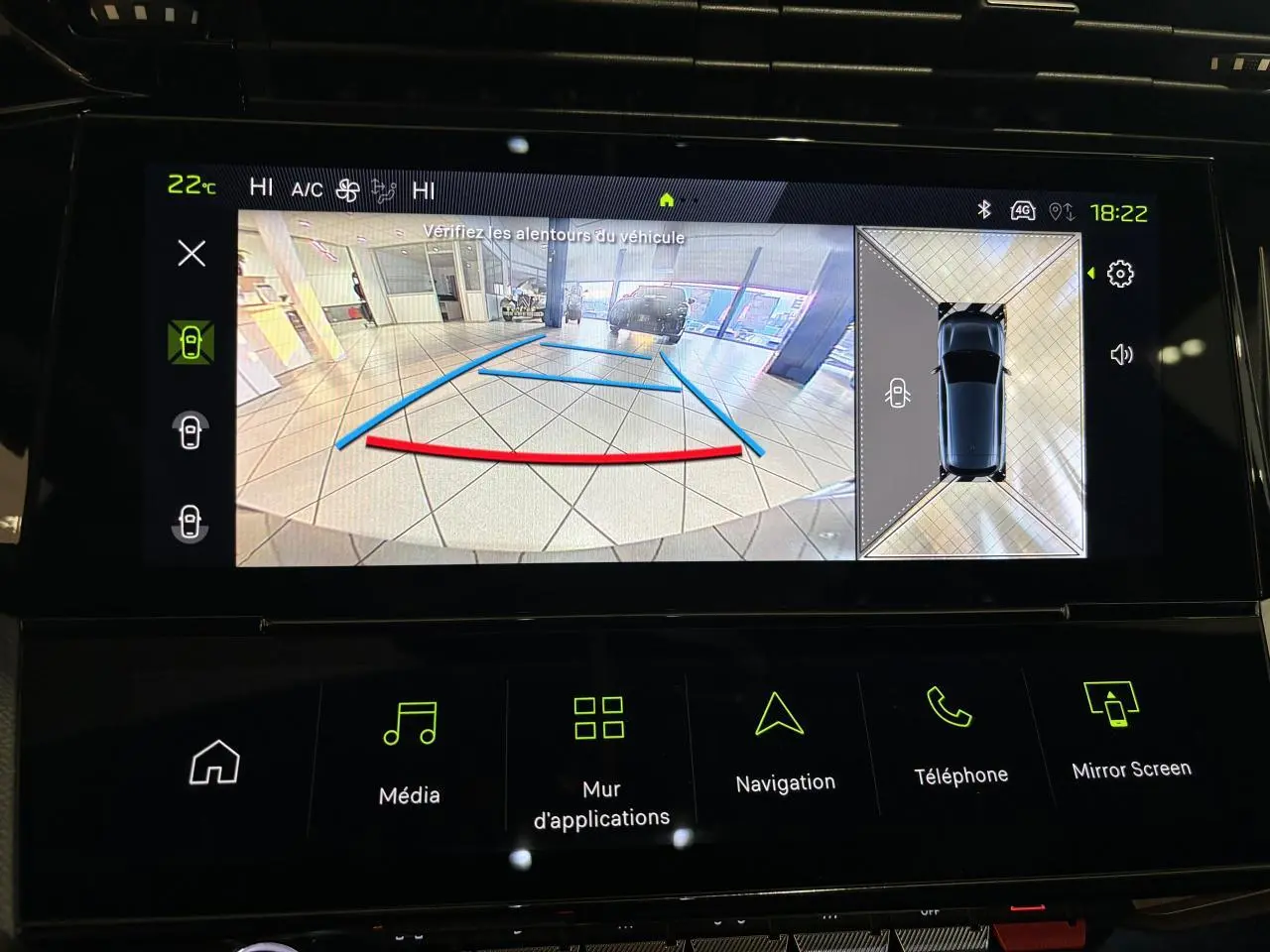 Écran tactile intérieur montrant la caméra de recul et la vue 360° du Peugeot 308 hybride blanc.