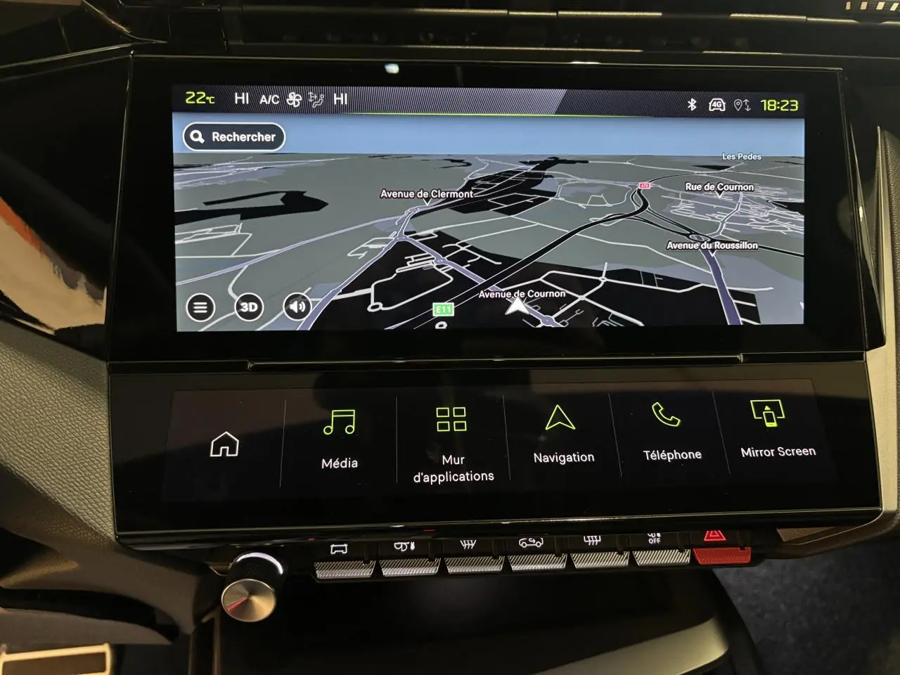 Écran tactile central du Peugeot 308 blanc 2026 montrant la navigation 3D avec interface multimédia moderne.