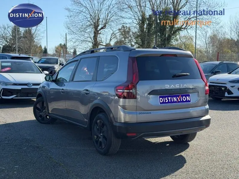 Vue 3/4 arrière droite d'un Dacia Jogger gris schiste métallisé 2025 avec toit noir et jantes foncées.