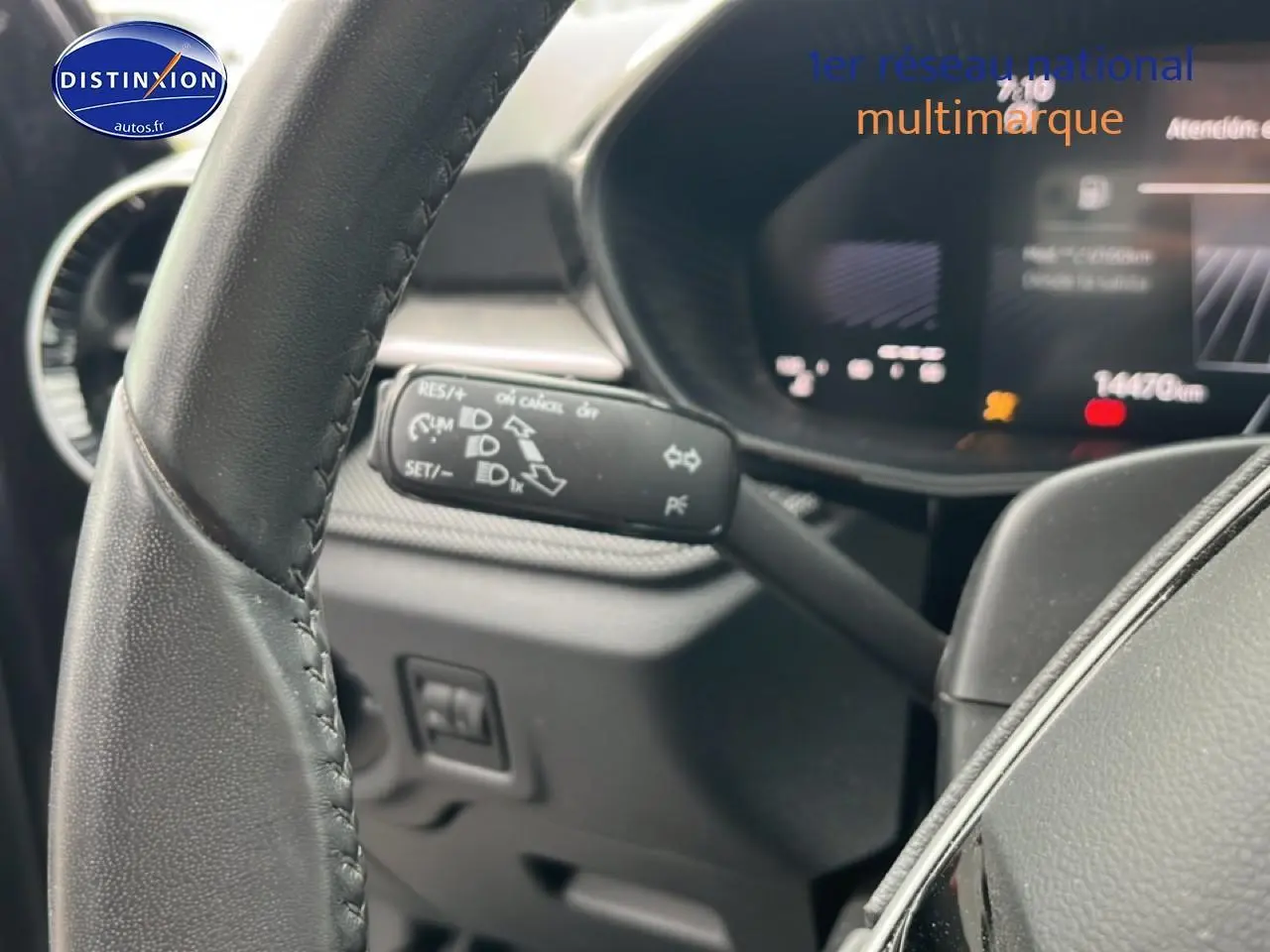 Gros plan sur le volant cuir et le combiné d'instruments numérique d'une Skoda Fabia noire, version 2025.