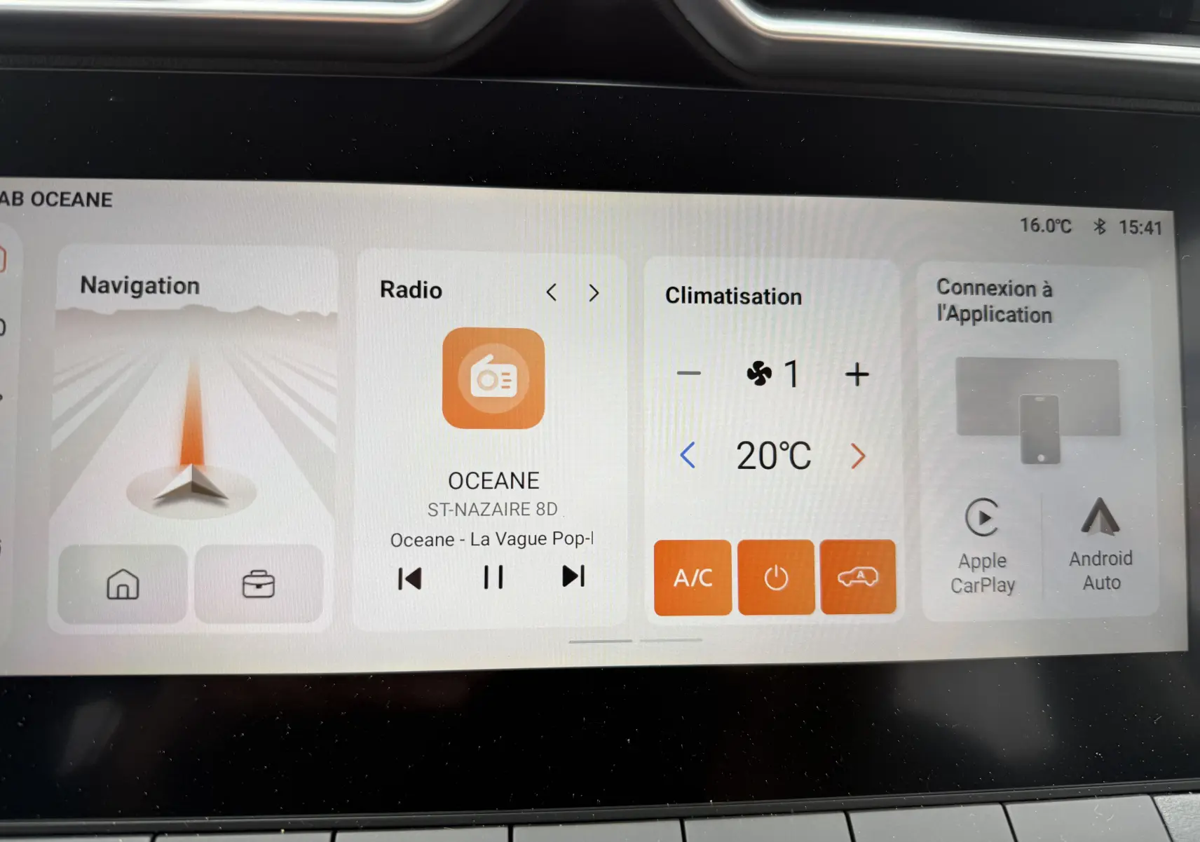 Écran tactile central de la MG ZS 1.5L Hybrid+ 2026 affichant navigation, radio et climatisation à 20°C.