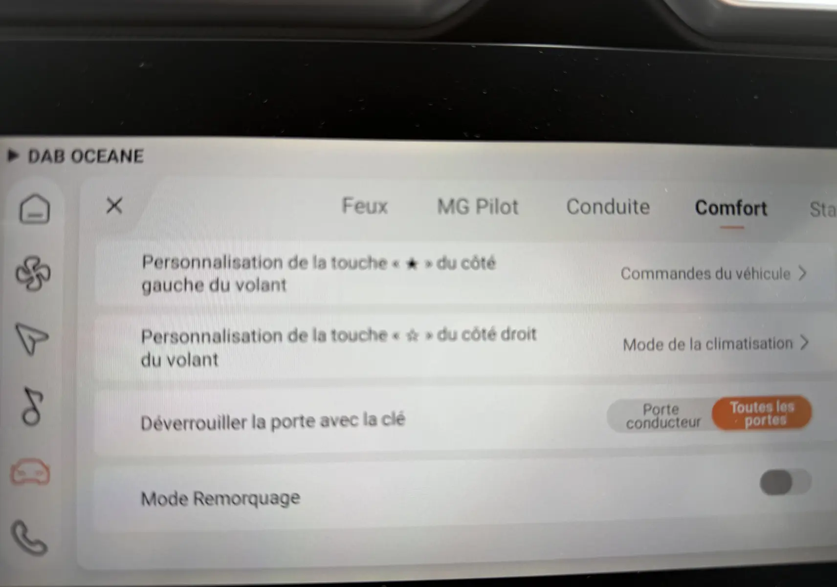 Écran tactile intérieur du MG ZS 2026 affichant les options de personnalisation des commandes et confort, interface moderne.