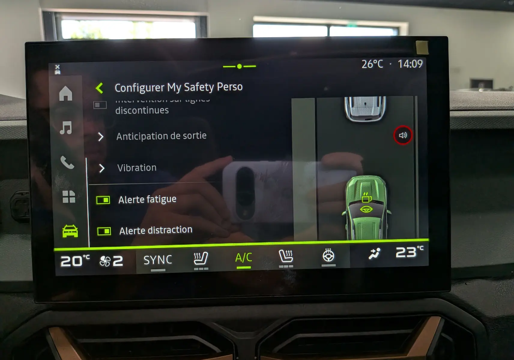 Écran tactile intérieur du tableau de bord du Dacia Bigster Hybrid-G 150 4x4, affichant les réglages de sécurité et climatisation.