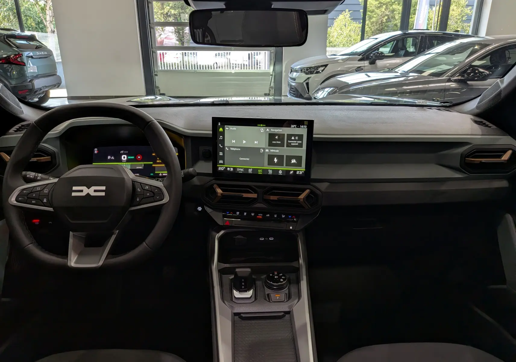 Tableau de bord et volant du Dacia Bigster Hybrid-G 150 4x4 2026, vue frontale intérieure avec écran tactile central.