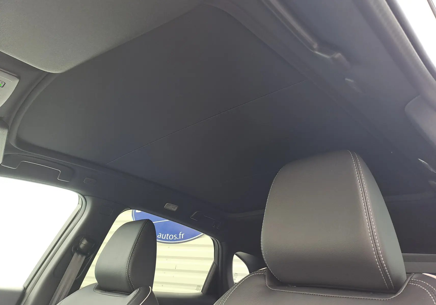 Vue intérieure du toit noir et des sièges avant en cuir noir du Nissan Qashqai 2025 finition N-Design.