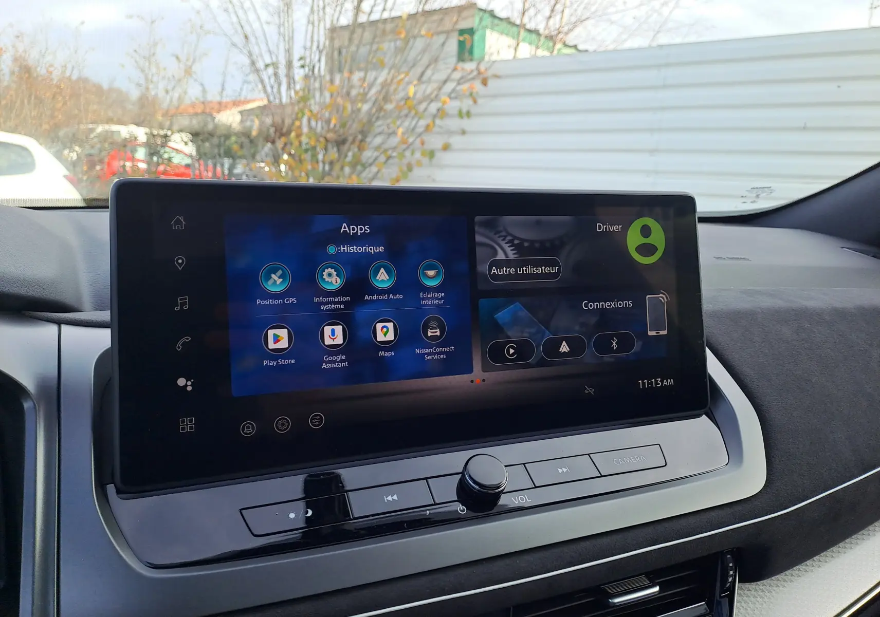 Écran tactile central du Nissan Qashqai 2025 affichant les applications connectées, dans un intérieur noir moderne.