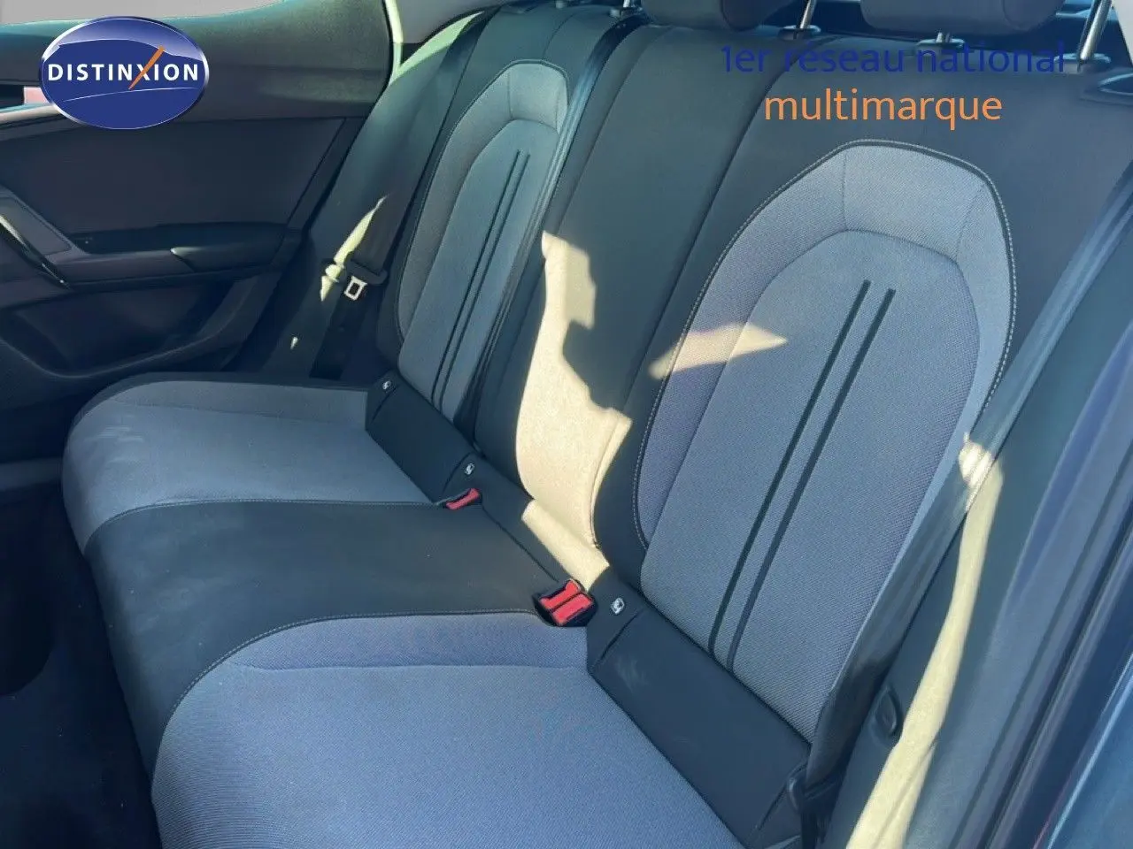 Vue intérieure sur les sièges arrière en tissu gris clair et foncé d'une SEAT Leon 2025, version Style 25 Anniversaire.