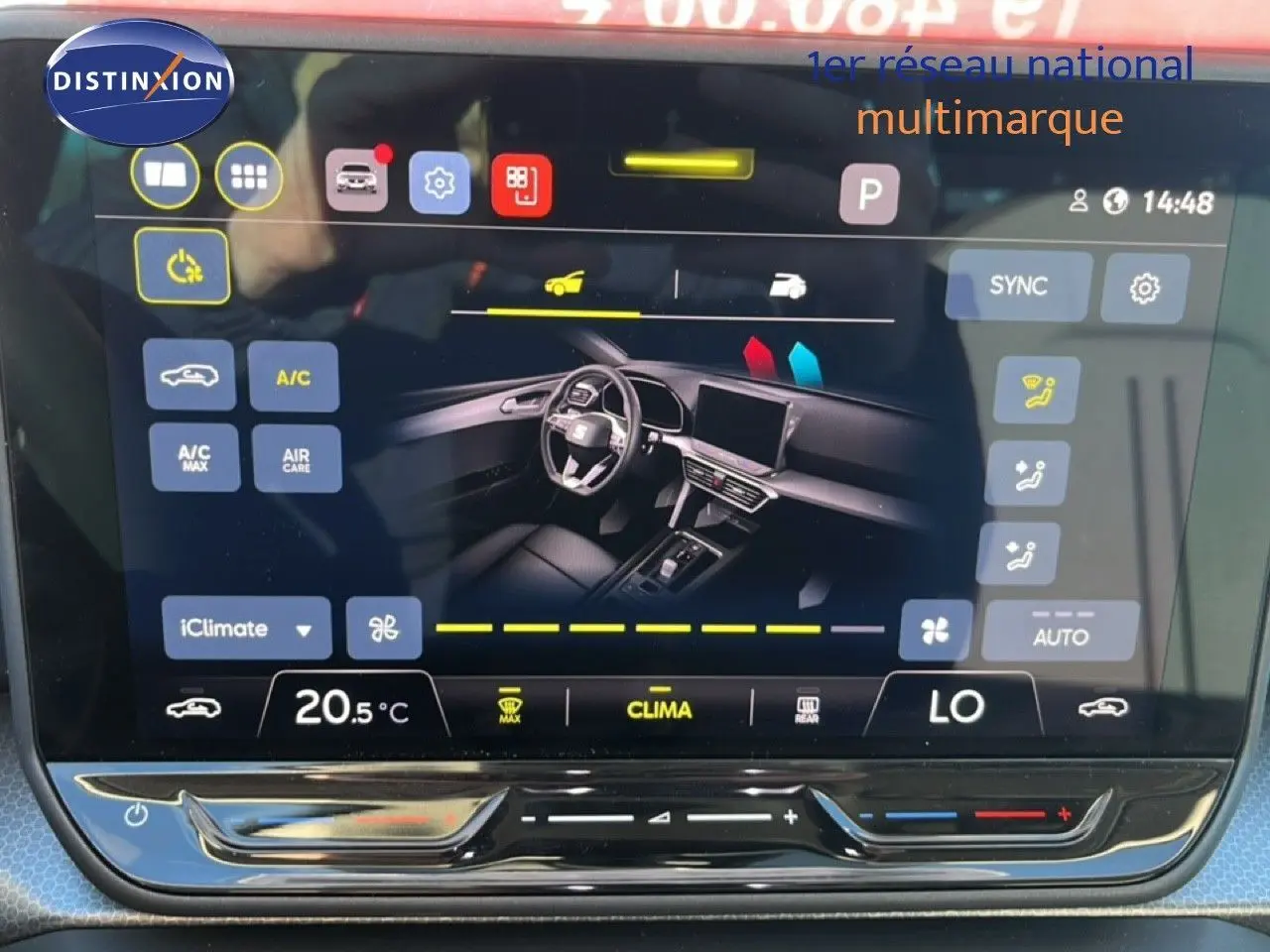 Écran tactile de la console centrale affichant le réglage de la climatisation du SEAT Leon gris magnétique, vue intérieure.