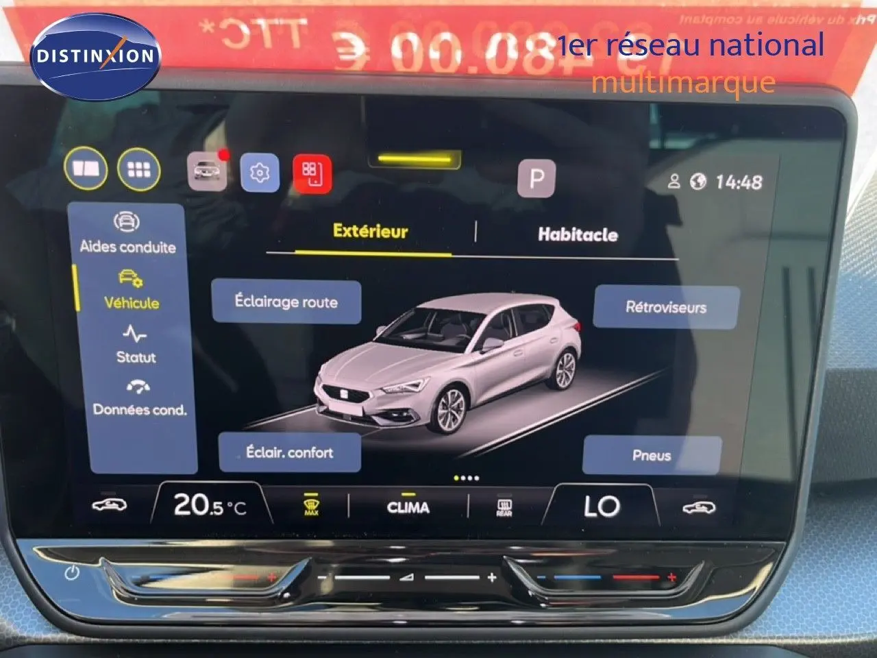 Vue de profil droit du SEAT Leon 2025 gris magnétique métal, mettant en valeur ses lignes dynamiques et ses jantes alliage.