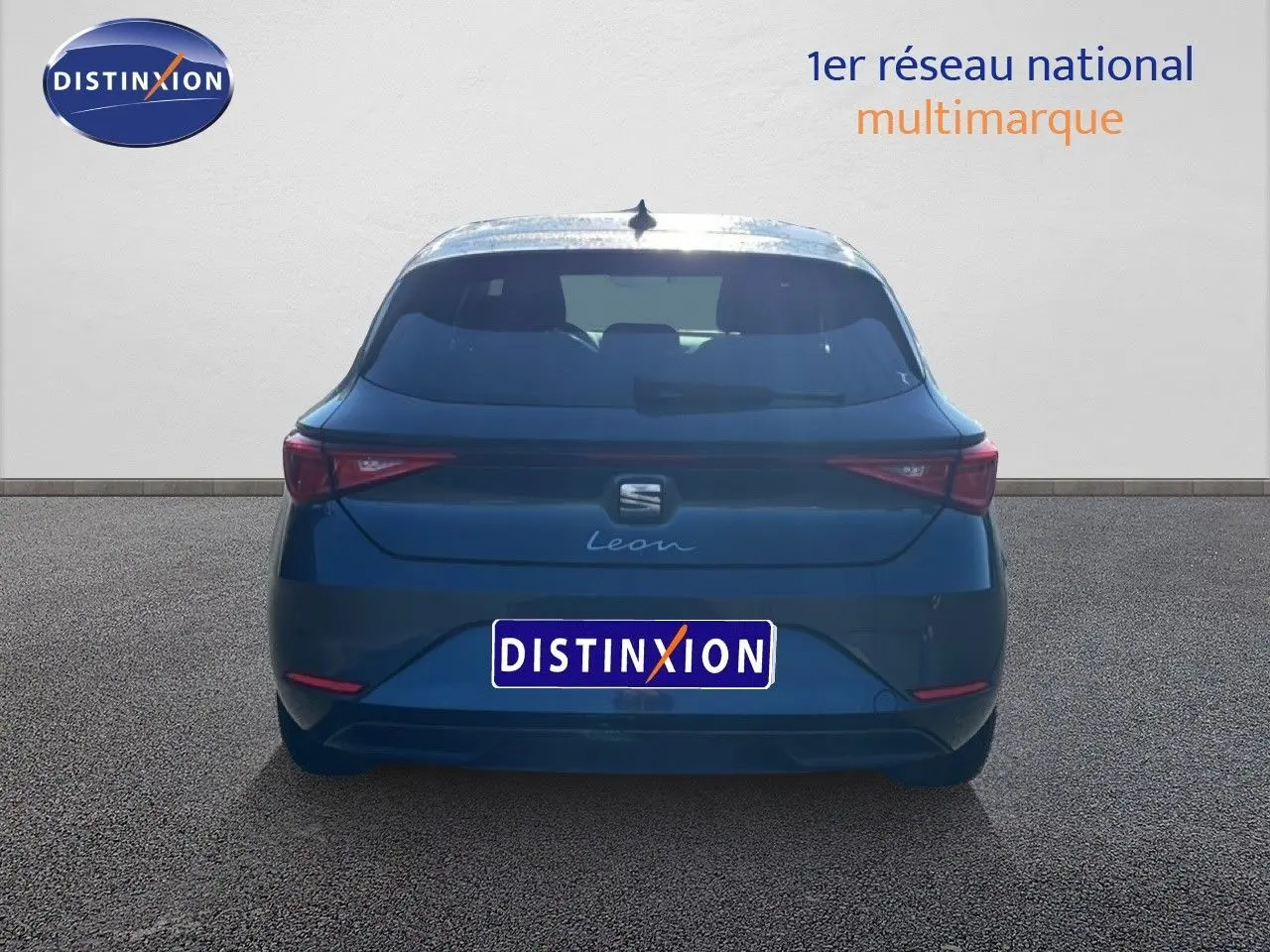 Vue arrière d'une SEAT Leon gris magnétique métal 2025, mettant en valeur ses feux LED et son design épuré.