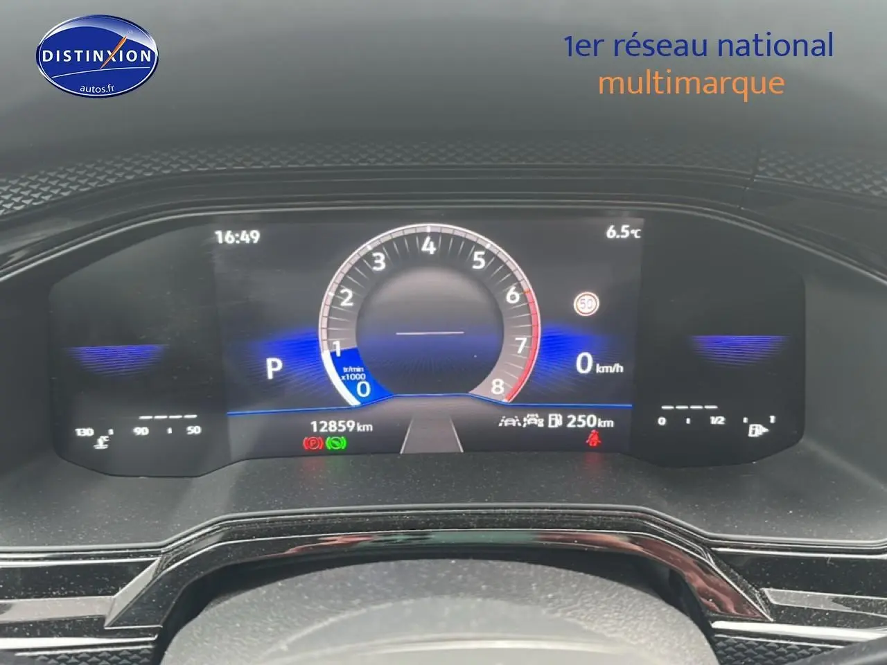 Vue rapprochée du tableau de bord numérique de la Volkswagen Polo gris cendre, affichant le compte-tours et la vitesse à 0 km/h.