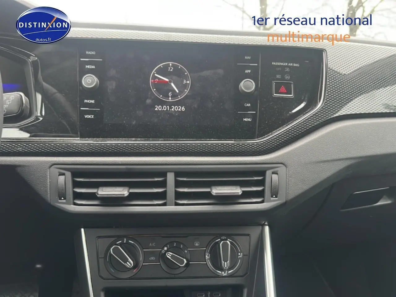 Tableau de bord de Volkswagen Polo 2025 avec écran tactile 8 pouces et commandes de climatisation manuelle.