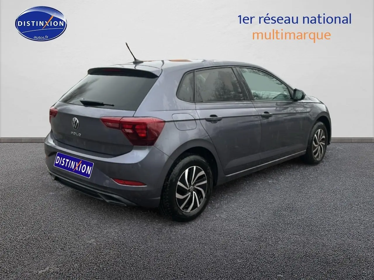 Volkswagen Polo gris cendre vue 3/4 arrière droit, jantes alliage et vitres arrière surteintées visibles.