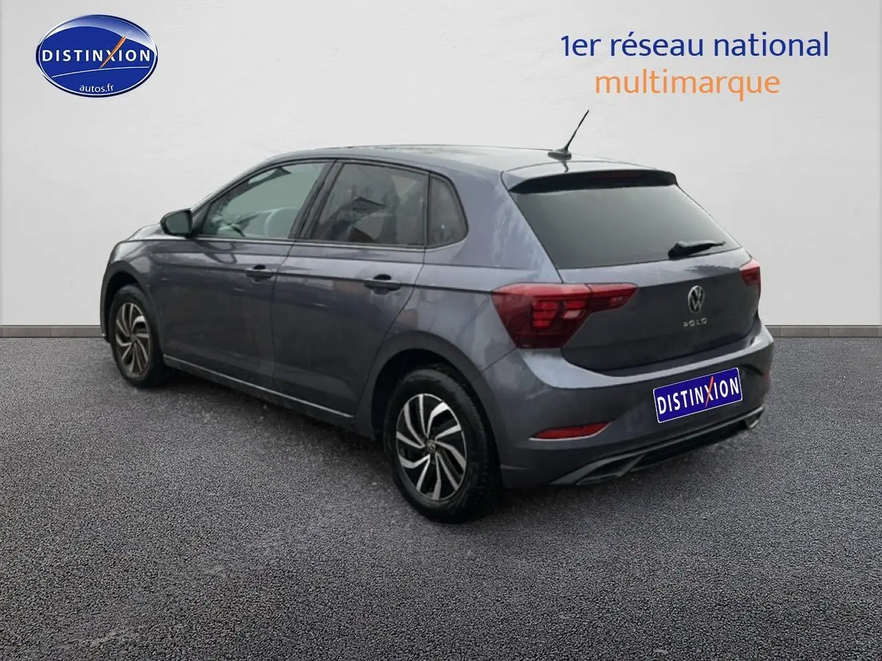 Volkswagen Polo gris cendre vue 3/4 arrière droit avec jantes alliage et vitres arrière surteintées.