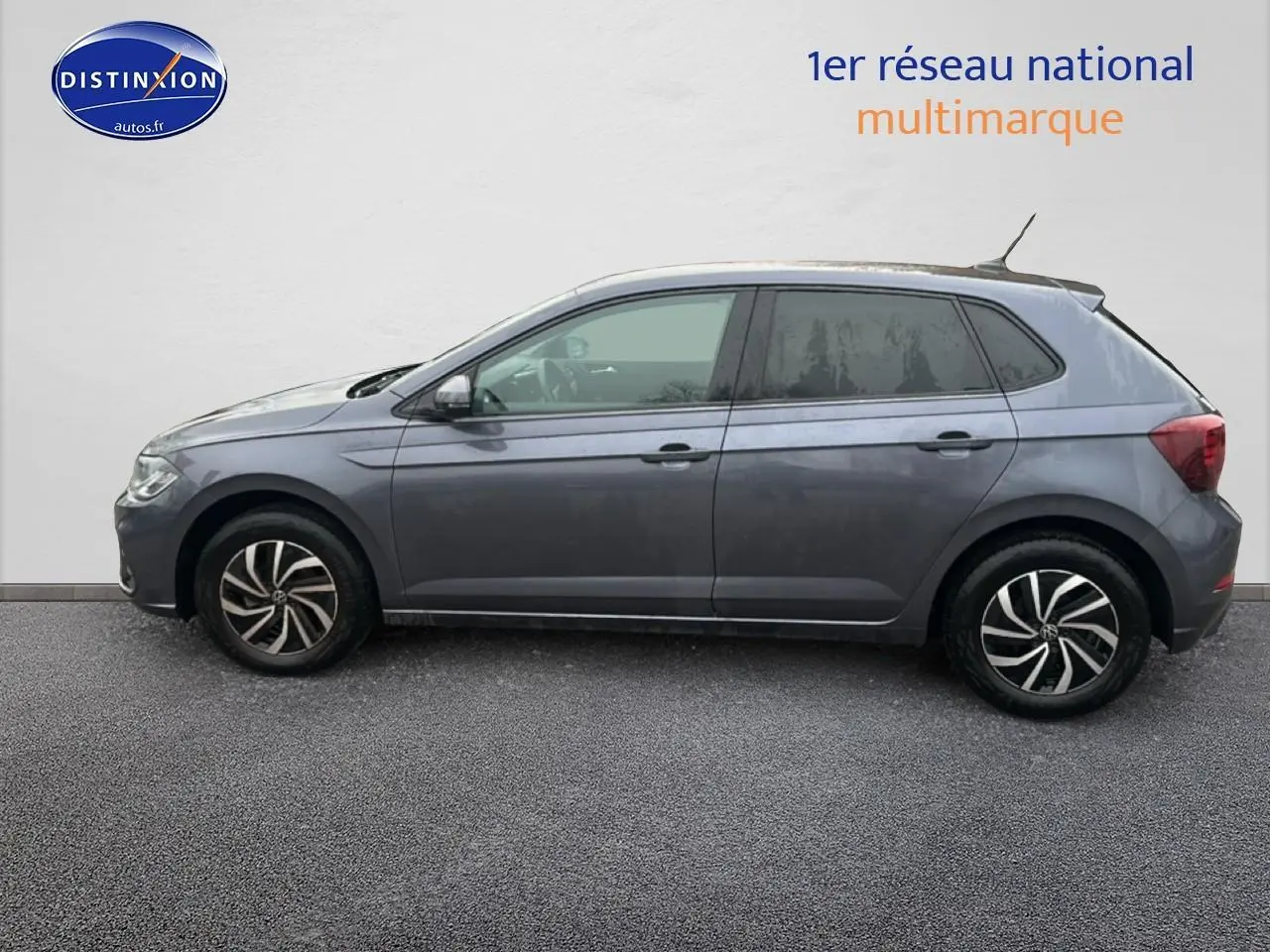 Vue de profil côté gauche d'une Volkswagen Polo gris cendre avec jantes alliage et antenne de pavillon.