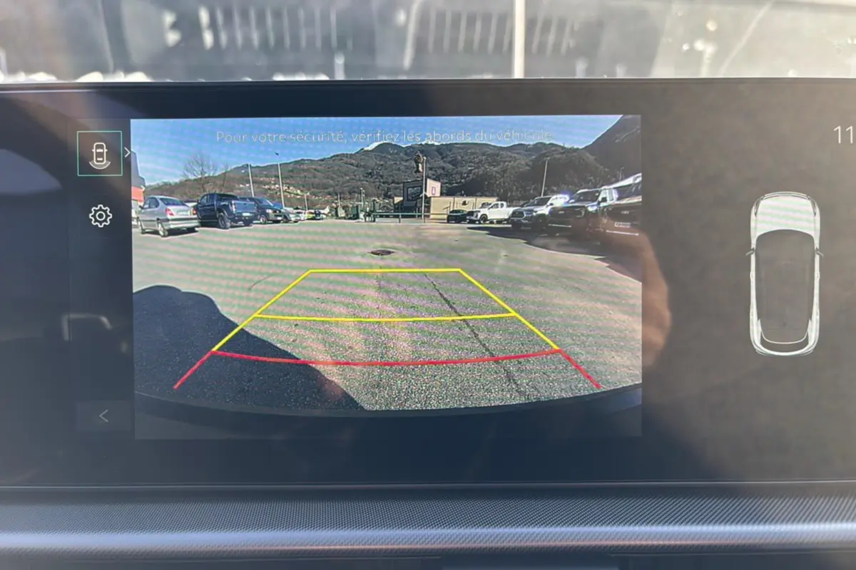 Écran de caméra de recul du Kia Sportage gris eclipse 2026 montrant l'arrière avec lignes de guidage colorées.
