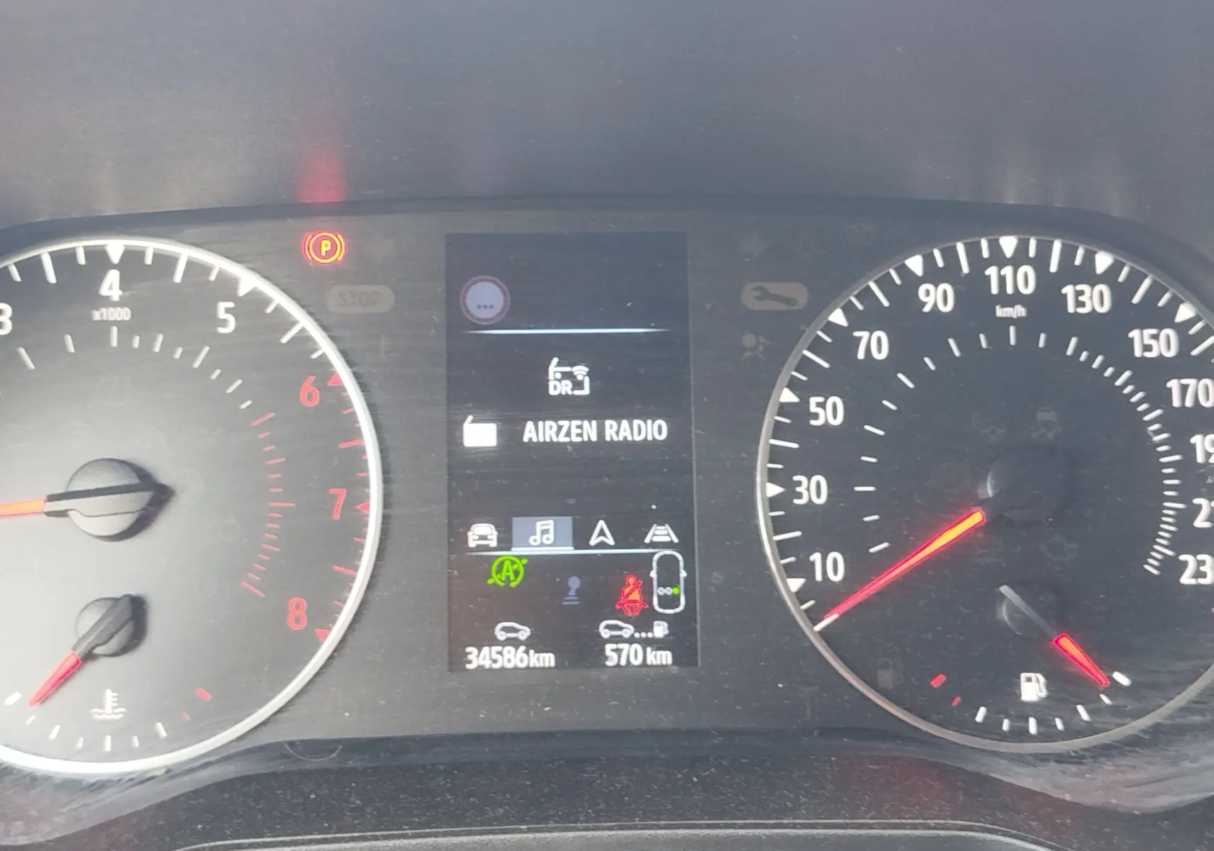 Tableau de bord de Renault Clio 1.0 SCe 65ch Evolution 2022 montrant compte-tours, vitesse, écran central et témoins lumineux.