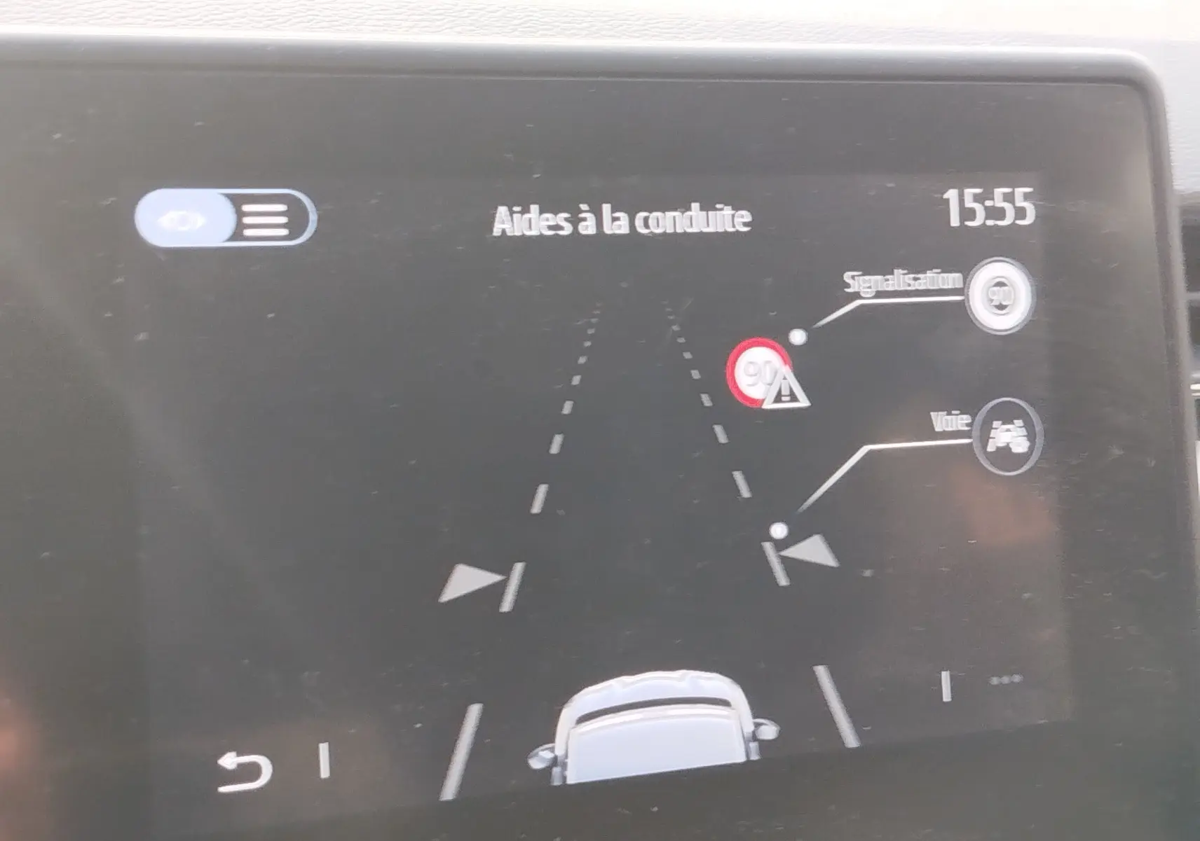 Écran intérieur de la Renault Clio 2022 montrant l'aide à la conduite avec signalisation et détection de voie active.