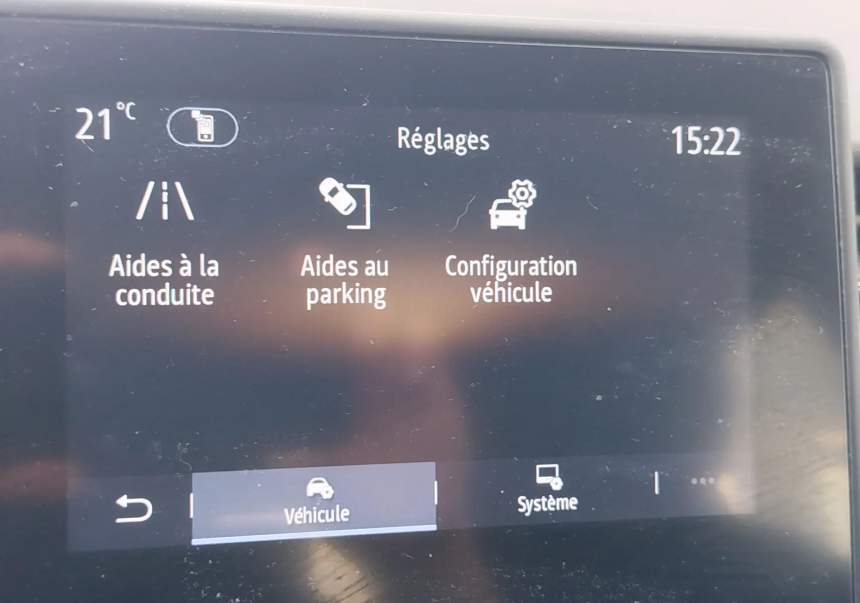 Écran tactile intérieur de la Renault Clio 2022 montrant le menu Réglages avec options aides à la conduite et parking.