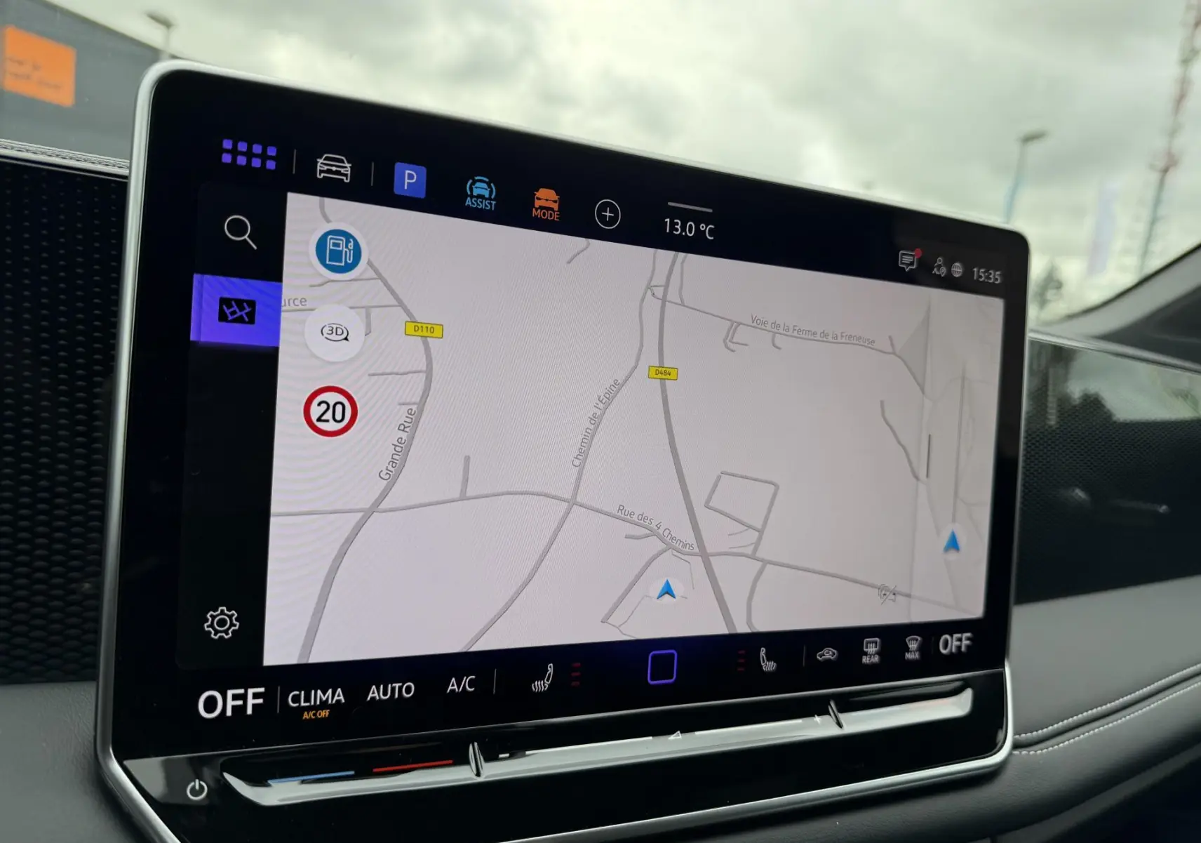 Écran tactile 12,9 pouces du Volkswagen Tiguan 2025 affichant la navigation, vue intérieure côté droit.