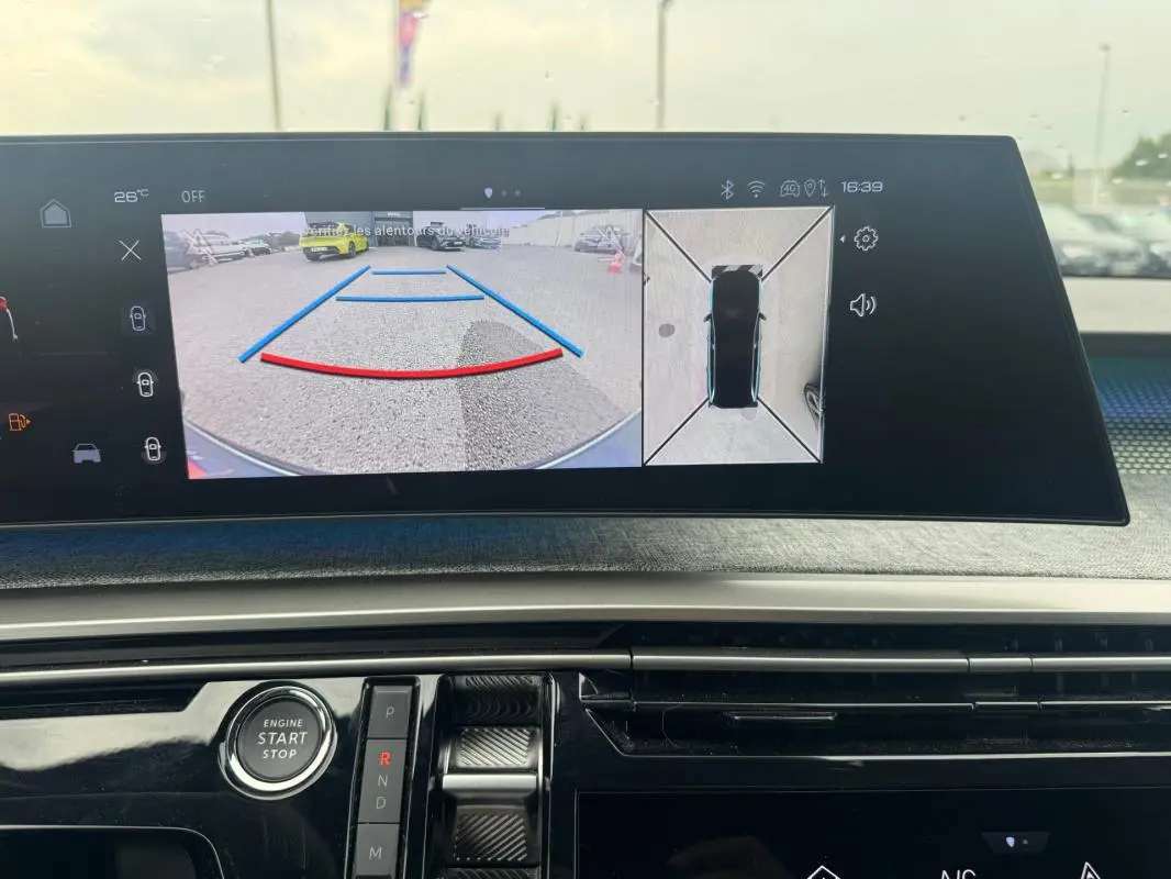 Vue rapprochée de l'écran multimédia du Peugeot 5008 Hybrid noir montrant la caméra de recul et l'affichage 360° intérieure.