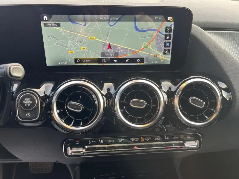 Tableau de bord de Mercedes GLA 200 2021 avec écran tactile GPS et aérateurs ronds chromés en gros plan