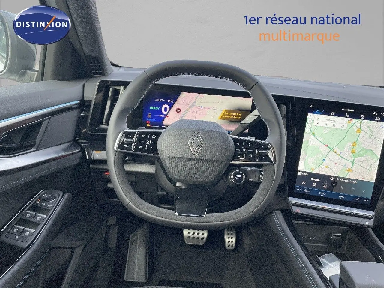 Vue intérieure du tableau de bord et volant du Renault Austral blanc nacré 2025 avec écran tactile et affichage numérique.