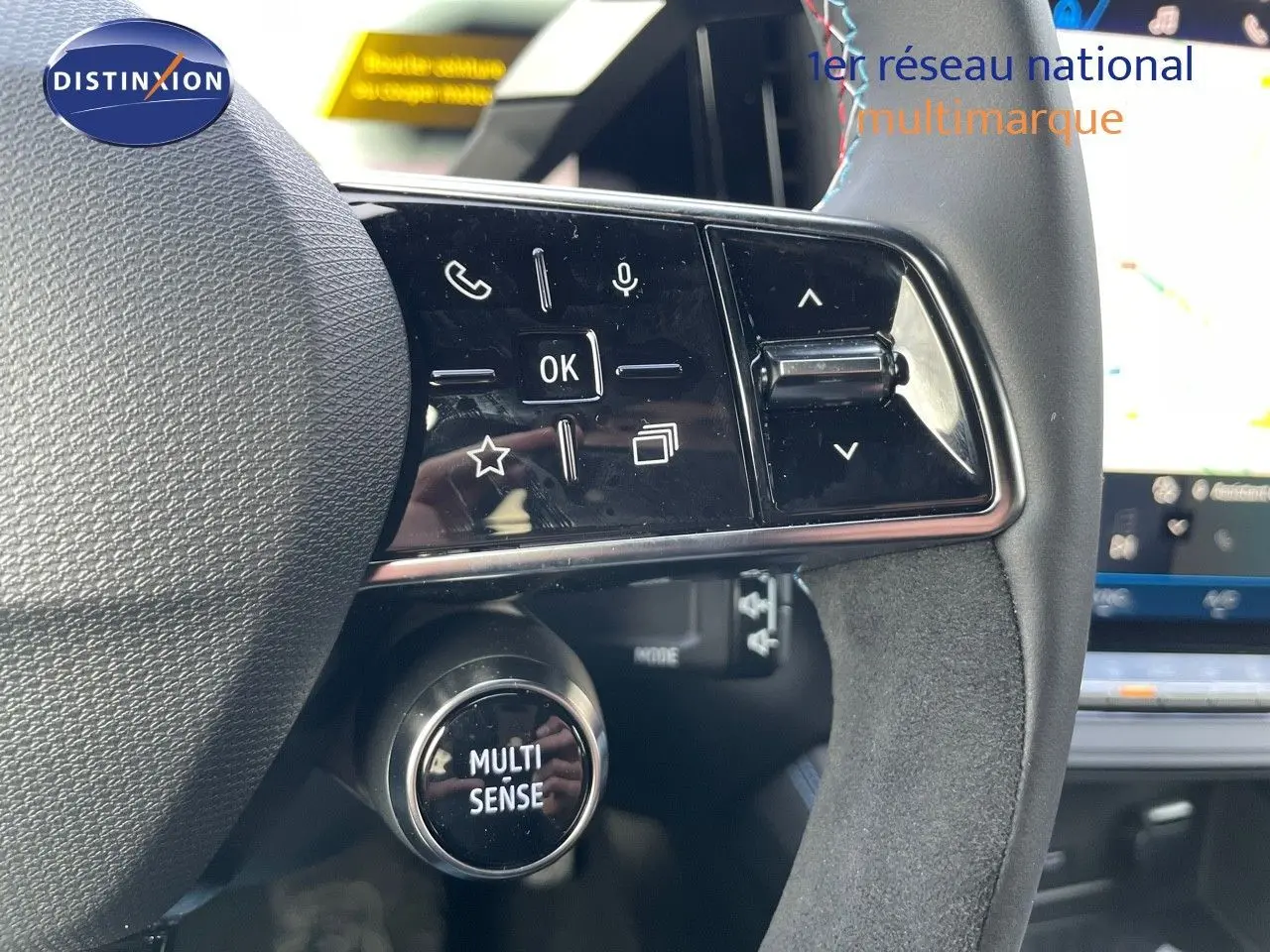 Gros plan sur le volant noir du Renault Austral 2025 avec commandes tactiles et bouton Multi Sense visible.